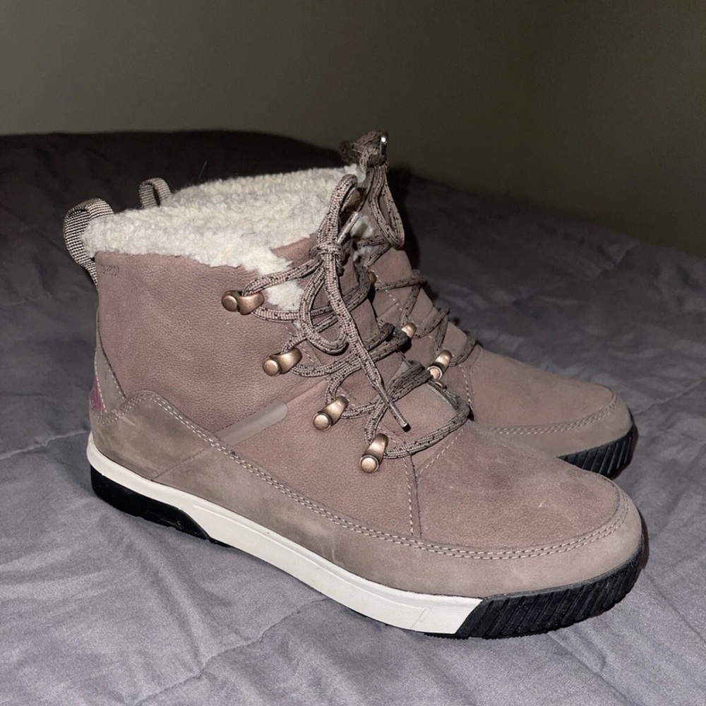 The North Face Purple Faux Fur short Winter Lace-up Boot women’s Size 9